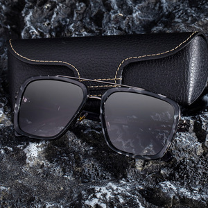 Nouvelles lunettes de soleil carrées de style européen et américain pour hommes, en plastique noir et métal, protection UV400, classe 2 - Product Image 4