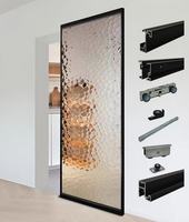 Sistema de Puerta Corredera Sin Rieles con Espejo de Vidrio y Herrajes Ocultos para Decoración de Sala de Estar
