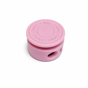 Bloqueur de cordon rond en plastique rose avec logo CMMC pour accessoires de sac - Product Image 1