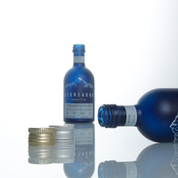Grosir bentuk kustom bulat kecil Mini 50ml minuman alkohol Vodka wiski Rum botol kaca dengan tutup tutup aluminium