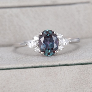 Anillo de Compromiso de Plata de Ley 925 con Baño de Rodio y Circonita Cúbica con Corte Ovalado de Alejandrita para Boda y Regalo - Product Image 3