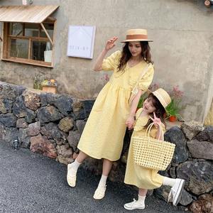 Dernière robe assortie à carreaux décontractée printemps été personnalisée pour maman et fille vêtements élégants à col de poupée à manches courtes - Product Image 4