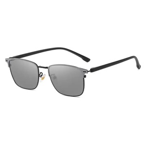 8233 Lunettes de vue photochromiques anti-lumière bleue en métal, design spectaculaire, pour un public restreint et tendance - Product Image 1