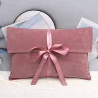 Pochette enveloppe en daim rose avec impression de logo personnalisé, sac à main, emballage cadeau, sac à bijoux, sac à poussière en velours de luxe avec rabat