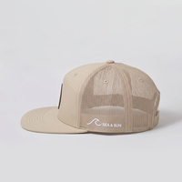 Gorra Trucker Ajustable Unisex Ligera para Playa y Surf, con Parche de Cuero, Bordado de Ondas, Malla Trasera, Color Caqui, 7 Paneles y Visera Plana