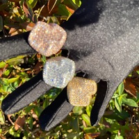 Hip-Hop Messing-Ring mit Runden und Baguette-Zirkonia-Steinen, T-Kreuz-Design, Echtvergoldet, Voll Besetzt mit Zirkonia, Breiter Bling-Fingerring, Schmuckstück