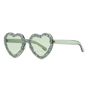 Gafas de sol europeas con forma de corazón y diamantes de imitación para mujer, protección UV400, montura de PC, lentes AC, color verde, moda para fiestas - Product Image 1
