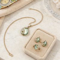 Ensemble de bijoux vintage : Montre-bracelet ovale en émail floral, Collier pendentif goutte d'eau, Boucles d'oreilles, Charme, Bague ouverte ajustable pour banquet