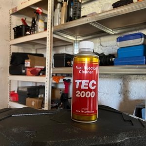 Limpiador de inyectores de combustible TEC 2000 eficaz, formulado para la limpieza de inyectores, tratamiento del combustible y un mejor rendimiento del vehículo. - Product Image 6