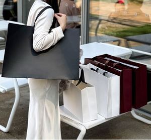 Nhỏ Sang Trọng Túi Giấy Cho Quần Áo Nước Hoa Đồ Trang Sức Biểu Tượng Tùy Chỉnh Kraft Chất Liệu Cho Dầu Gội Đầu Bao Bì Cán In Ấn - Product Image 2