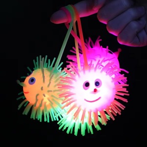 Balle en peluche lumineuse, jouet de compression et de décompression, jouet créatif pour enfants avec gros yeux et cheveux élastiques, styles d'yeux aléatoires - Product Image 2
