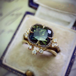 Anello in Cristallo Verde Scuro per Donne, Elegante Accessorio Moda per Uso Quotidiano e Feste - Product Image 1
