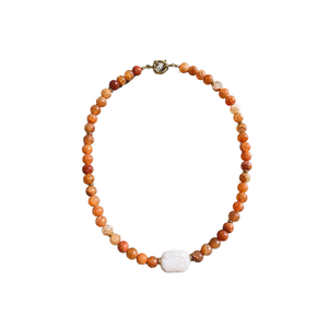 Collar Unisex Hecho a Mano con Cuentas de Piedra Natural Naranja y Perlas de Agua Dulce, Diseño Clásico de Invierno, Chapado en Oro de 18K - Product Image 1