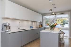 Armoire éclairée par LED avec miroir, porte coulissante, placard en bois, étagères réglables, tiroirs, grande capacité, meubles de rangement pour chambre à coucher - Product Image 5