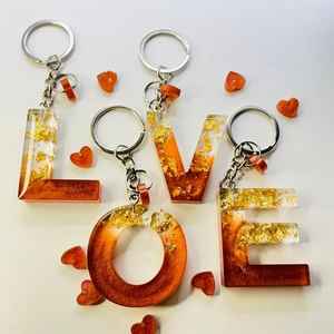 Llavero de Resina Contemporáneo con Acabado Pulido, Diseño Abstracto, Accesorio Ligero, Ideal para Estilos de Vida Modernos - Product Image 1