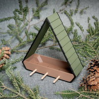 Mangeoire à oiseaux en métal JH-Mech, triangulaire, suspendue, résistante aux intempéries, avec plateau d'alimentation ouvert sur le devant, construction robuste, prête pour l'extérieur