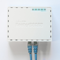 Routeur Domestique Gigabit Mini MikroTik RB750Gr3 5 Ports ROS Soft Routing avec CPU 880MHz 256Mo RAM FTTH IP PoE pour Maison et Entreprise