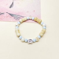 Une niche de bijoux en céramique de style chinois ancien et traditionnel avec un seul cercle d'ornements en porcelaine