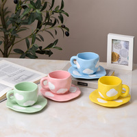 Ensemble tasse et soucoupe en céramique pour le thé de l'après-midi, motif nuage de couleur pastel, irrégulier, moderne et minimaliste