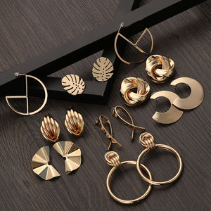 Boucles d'oreilles clous classiques en or torsadé en forme de nœud d'amour <span class=keywords><strong>pour</strong></span> femmes, petites boucles d'oreilles géométriques simples, <span class=keywords><strong>bijoux</strong></span> de <span class=keywords><strong>mariage</strong></span> <span class=keywords><strong>pour</strong></span> mariée N206048 - Product Image 3