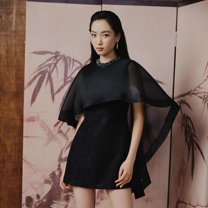 ชุดเดรสแบรนด์พรีเมียมในประเทศเวียดนาม MISTY GRACE ผ้าออร์แกนซ่าบางเบา พร้อมผ้าคลุมไหล่ สไตล์เอเชีย รับผลิตแบบ OEM ODM พร้อมจัดส่ง - Product Image 1