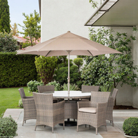 Ensemble de meubles de restaurant en rotin Audu pour l'extérieur commercial, table et chaise de jardin avec parasol à Dubaï