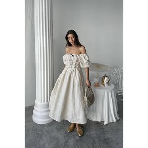 Elegante Vestido de Noche Beige Bordado de Organza sin Espalda, con Cintura Imperio y Corte en A, Hecho a Mano - Product Image 5