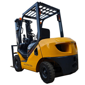 Chariot élévateur diesel Komatsu FD30 d'occasion 3 tonnes certifié avec déplaceur latéral hydraulique et pneus pleins - Prix bas - Product Image 1