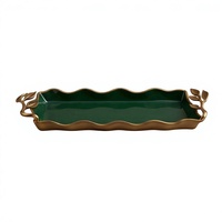 Plateau rectangulaire artisanal en métal émaillé vert avec poignées sculptées en feuillage doré, idéal pour la présentation de plats sur table