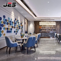Ensembles de Chaises Rembourrées de Luxe J2S et Tables en Bois Massif pour Restaurants, Mobilier de Café pour Hôtels et Cafés