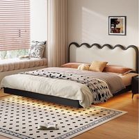 Lit flottant moderne nordique confortable et peu encombrant avec tête de lit LED ondulée, revêtement en cuir véritable et cadre de lit avec rangement