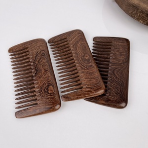 Pettine in Legno di Sandalo Naturale con Logo Personalizzato, Mini Pettine Tascabile Antistatico per Massaggio del Cuoio Capelluto, Cura e Styling dei Capelli per Donne e Uomini - Product Image 1