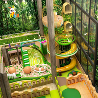 Équipement de terrain de jeu intérieur commercial sur le thème de la jungle, château gonflable personnalisé pour enfants avec maisonnette dans les arbres, aire de jeux souple et piscine à balles avec toboggan
