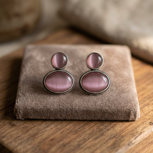 Boucles d'oreilles Jhumka artisanales tendance bohème en laiton plaqué argent avec pierres Kundan pastel et perles, bijoux ethniques indiens de caractère - Product Image 3