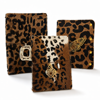 Couverture de carnet en cuir texturé crocodile imprimé léopard personnalisée, format A5, rechargeable, avec cordon élastique et sangle à rivets.