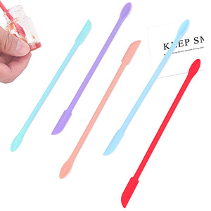 Lot de 4 spatules et racloirs en silicone pour cosmétiques, résistantes à l'eau et respectueuses de la peau, ensemble d'outils de maquillage modernes et élégants, livraison rapide (RTS) - Product Image 2