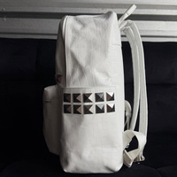 Mochila de Lujo Blanca para Viajes al Aire Libre, Impermeable, a la Moda, Estilo Urbano, con Detalles de Cuero PU Tipo Lichi y Tachuelas Metálicas Cuadradas