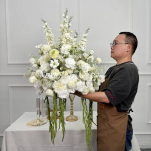 Vente en gros boule de fleurs Dahlias roses blanches et vertes pour centres de table Arrangement floral de 60cm pour décoration de fête prénatale de mariage et d'anniversaire - Product Image 1