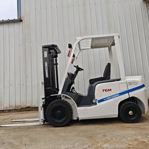 Chariot élévateur diesel d'occasion TCM FD30 3T 5T avec moteur Isuzu, pneus pleins, faible nombre d'heures de fonctionnement, en stock - Product Image 4