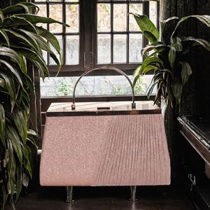 Bolso femenino moderno de metal estilo cartera transversal en forma de concha, hecho de cuero PU, ideal para bodas y eventos. - Product Image 3