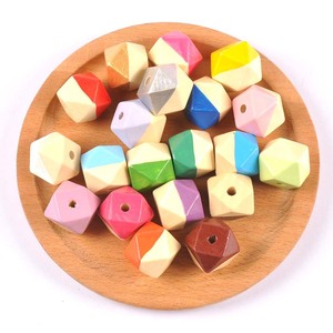 Naturel inachevé en bois <span class=keywords><strong>hexagone</strong></span> <span class=keywords><strong>géométrie</strong></span> couleur lâche entretoise perles accessoires fabrication de bijoux polygone mâcher perle artisanat ensemble bricolage - Product Image 3