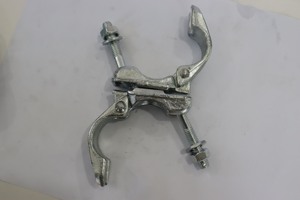 Pince d'amortissement pour tuyaux en acier pressé, Durable, fixation pivotante, à Double coupleur - Product Image 5