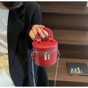 Bolso bandolera mini elegante de cuero genuino para mujer con asa superior, estilo sofisticado, ideal para bodas y banquetes. - Product Image 5