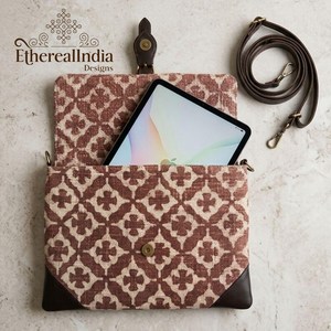 Sac bandoulière marron fait main en coton imprimé au bloc avec fermeture à boucle, style bohème, vente en gros, export Inde - Product Image 2
