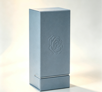 Boîte cadeau rigide de luxe personnalisée avec fermeture magnétique, structure verticale fendue, motif rose en relief, impression quadricolore, boîte en papier