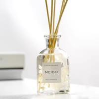 Diffuseurs de parfum en verre de luxe avec bouteilles d'huile essentielle et motif givré sérigraphié, disponibles en capacités de 60 ml, 125 ml, 250 ml, 500 ml et 1000 ml