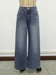 Jean décontracté élégant pour femme en denim bleu délavé avec strass, coupe droite, collection automne - Product Image 6