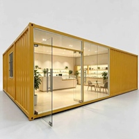 Maison conteneur extensible jaune, suite de bureau à deux unités avec plancher en bois, bureau et étagères pour un espace de travail professionnel moderne
