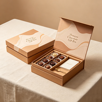 Boîte cadeau carrée en velours rouge recyclable personnalisée pour bijoux et chocolats avec laminage mat, gaufrage et impression personnalisée