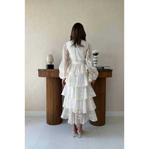 Elegante Vestido de Gasa Beige con Capas y Bordado Floral, Corte en A, Cuello Redondo, con Cinturón, Vestido de Novia - Product Image 6